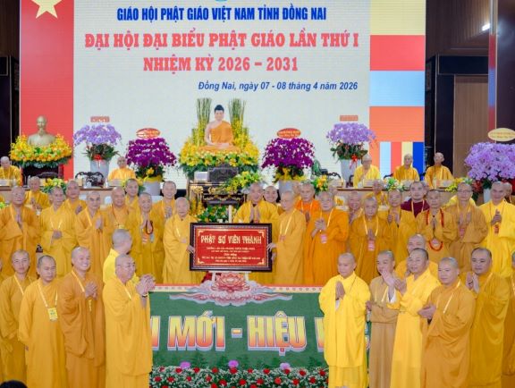 Trưởng lão Hòa thượng Chủ tịch cùng chư Tôn đức lãnh đạo Trung ương Giáo hội đã tặng khánh vàng đến Ban Trị sự nhiệm kỳ I. Ảnh: Đăng Huy