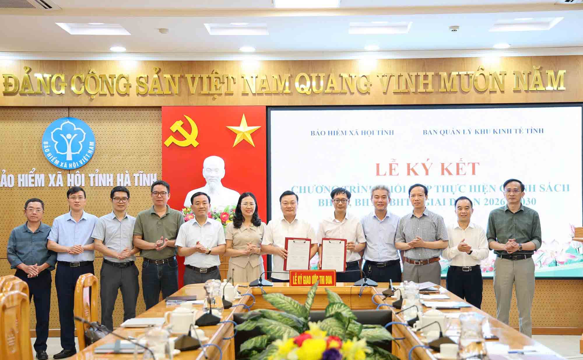 Signing ceremony of the program to coordinate the implementation of social insurance, health insurance, and unemployment insurance policies to protect workers' rights. Photo: Nhu Hoa