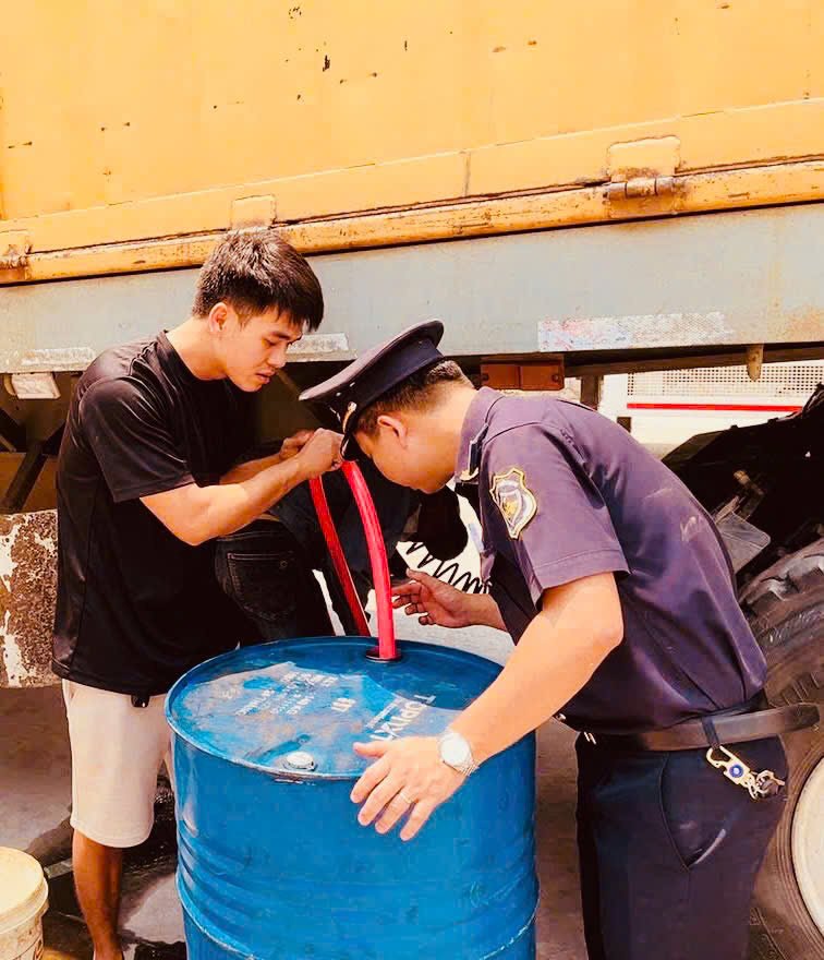 Customs forces discovered cases of illegal transportation of gasoline, oil, weapons and suspected drugs. Photo: Customs Department