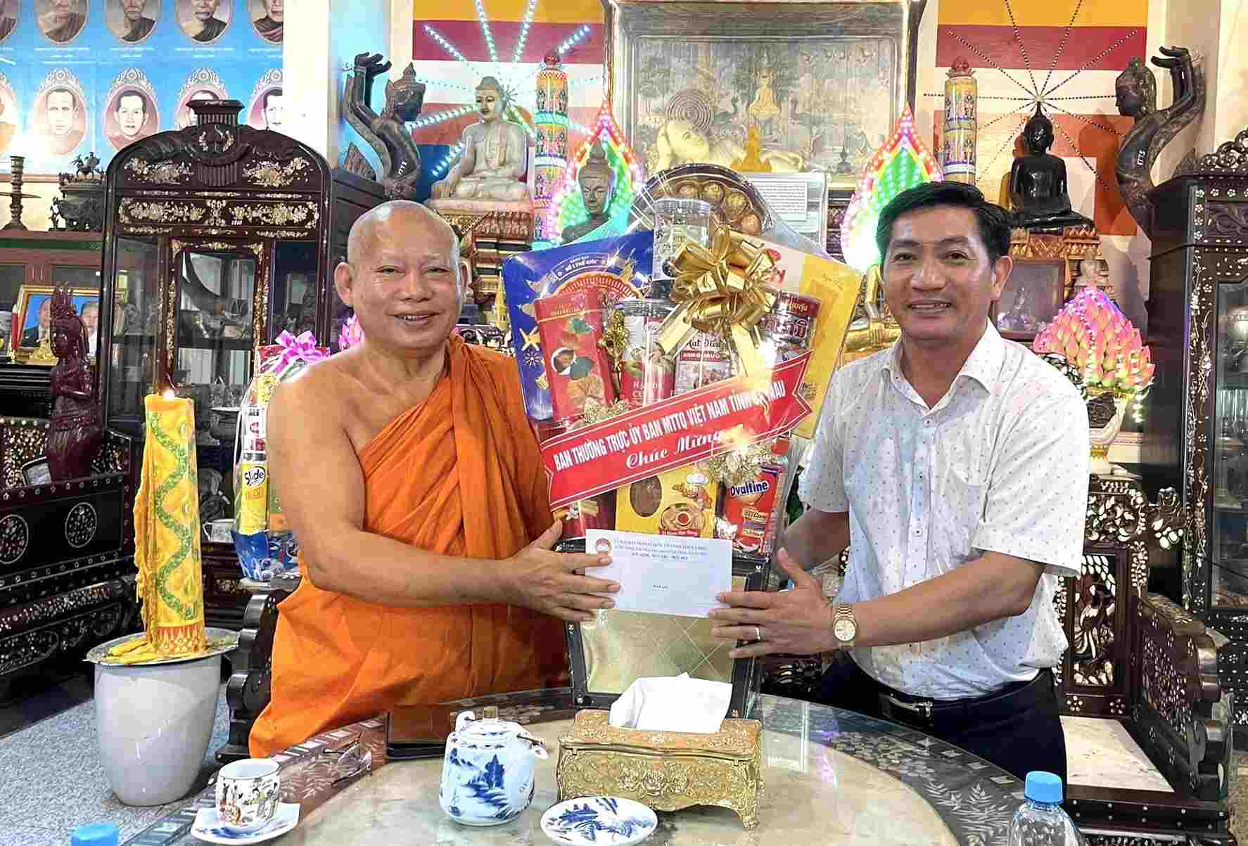 Vice Chairman of the Vietnam Fatherland Front Committee of Ca Mau province Bui Minh Hai wishes Tet to the Khmer pagoda dignitaries in Ca Mau. Photo: Nhat Ho
