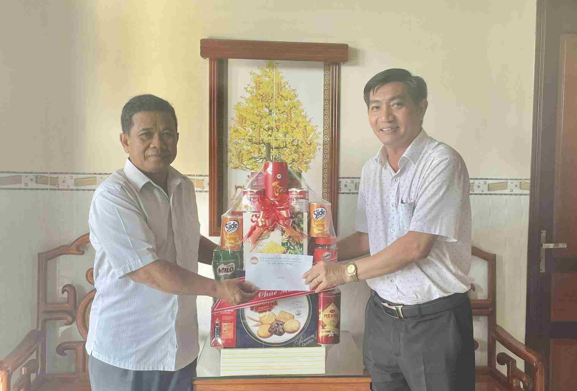 Phó Chủ tịch Ủy ban MTTQ Việt Nam tỉnh Cà Mau Bùi Minh Hải thăm chúc Tết nguyên lãnh đạo MTTQ Việt Nam tỉnh Cà Mau nhân Tết cổ truyền của đồng bào Khmer Nam Bộ. Ảnh: Nhật Hồ.