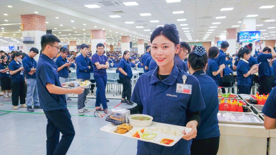 Samsung Electronics Vietnam Thai Nguyen (SEVT) factory employees during a mid-shift meal in March 2026. Photo: Huu Canh