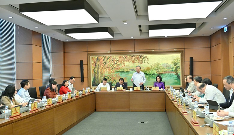 Quang cảnh phiên thảo luận tại tổ chiều 8.4. Ảnh: Như Ý