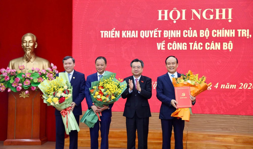 Politburo Member, Secretary of the Party Central Committee, Head of the Central Policy and Strategy Committee Nguyen Thanh Nghi congratulates individuals who have been appointed as Deputy Heads of the Central Policy and Strategy Committee. Photo: Central Policy and Strategy Committee