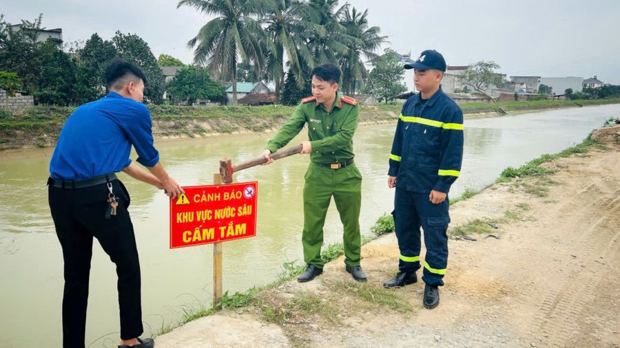 Trieu Son Commune Police and Fire and Rescue Police Team Area 9, Thanh Hoa Provincial Police proceed to erect warning signs for dangerous deep water areas, preventing drowning accidents. Photo: Thanh Hoa Police