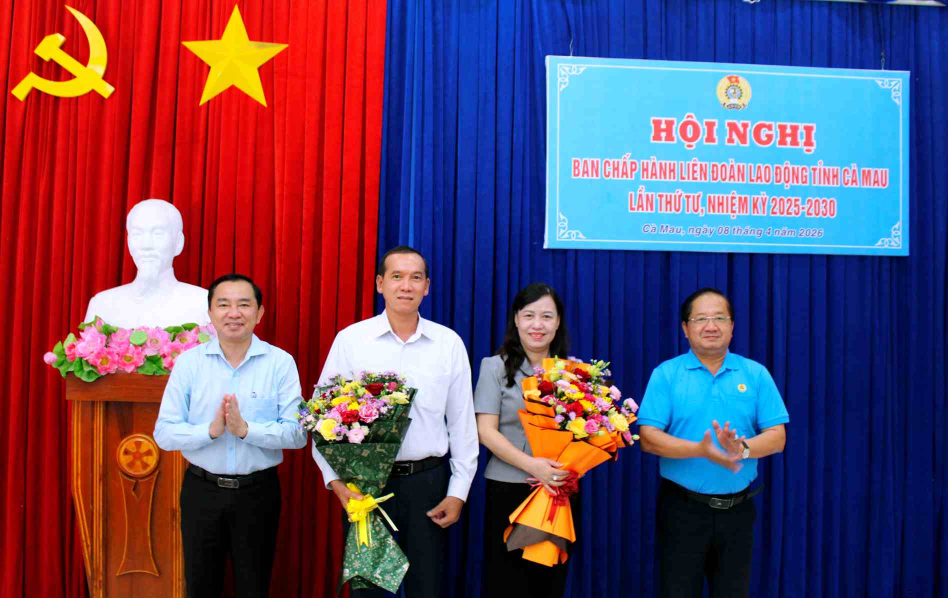 Lãnh đạo Tỉnh uỷ, MTTQ Việt Nam tỉnh Cà Mau tặng hoa cho bà Huỳnh Út Mười và ông Lý Công Bắc tại hội nghị. Ảnh: Nhật Hồ.