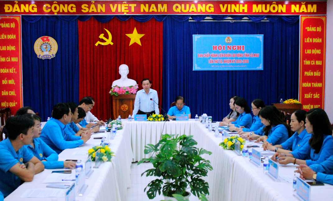 Trưởng Ban Tổ chức Tỉnh uỷ cùng lãnh đạo MTTQ Việt Nam tỉnh Cà Mau dự hội nghị triển khai quyết định tại Liên đoàn Lao động tỉnh Cà Mau. Ảnh: Thiện Vũ.