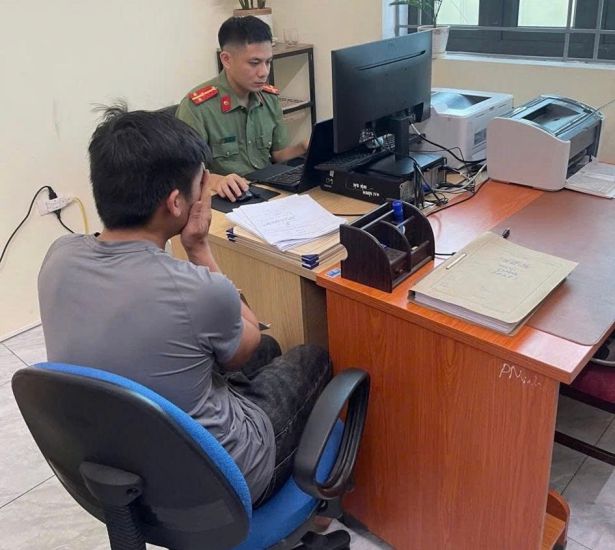 Một đối tượng bị xử phạt vì sử dụng tài khoản Facebook cá nhân đăng tải bài viết có nội dung sai sự thật lên mạng xã hội. Ảnh: Công an Hà Nội