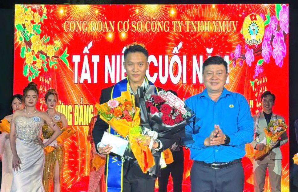 Chủ tịch Công đoàn các khu công nghiệp, khu kinh tế Đồng Tháp Nguyễn Thanh Nhàn trao tặng cho đoàn viên, công nhân, người lao động đạt giải cao tại buổi giao lưu văn nghệ do tổ chức Công đoàn phối hợp tổ chức. Ảnh: Thanh Mai