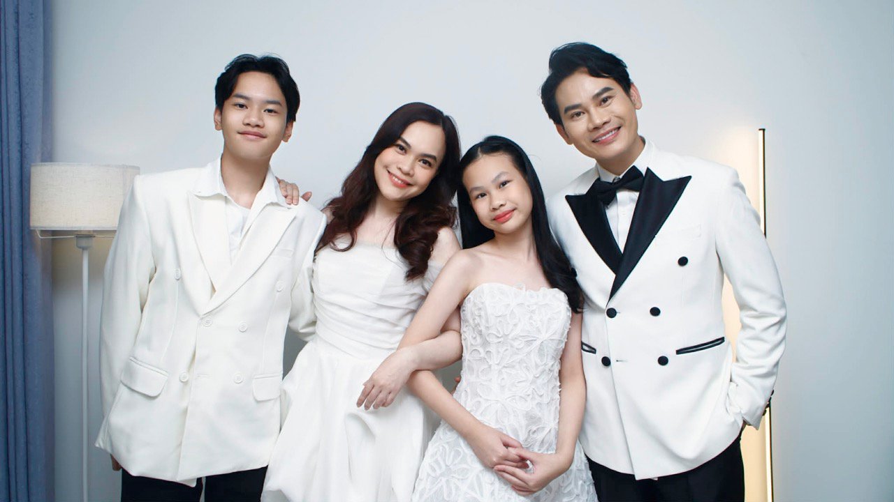 Năm 2026 cũng đánh dấu tròn 25 năm Hồng Phúc gắn bó với vai trò MC, kể từ khi anh chuyển hướng từ diễn viên sang dẫn chương trình. Một chặng đường đủ dài để khẳng định tên tuổi và vị trí của anh trong lòng khán giả truyền hình. 