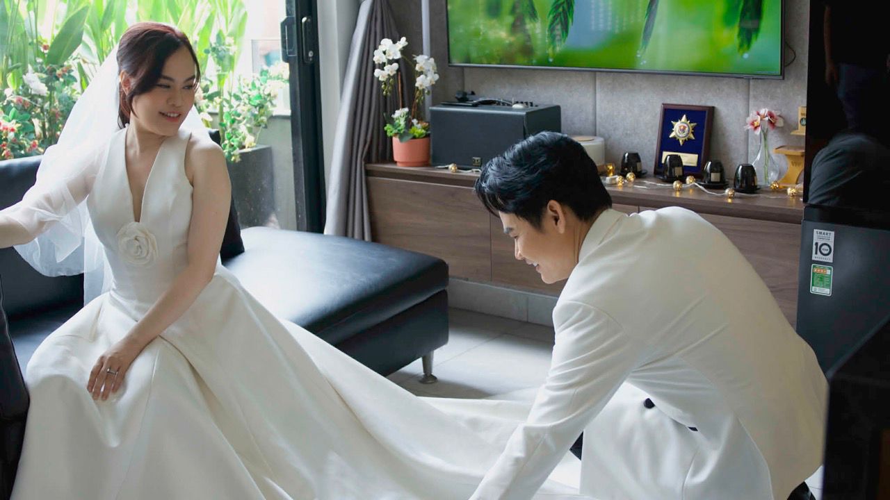 Không chỉ đơn thuần là một không gian làm việc, studio này còn là nơi lưu giữ những khoảnh khắc đời thường của gia đình. Với Hồng Phúc, đây là cách để anh cân bằng giữa công việc và cuộc sống riêng, đồng thời tạo điều kiện để hai vợ chồng cùng nhau sáng tạo nội dung. Những podcast chia sẻ về nghề dẫn chương trình, các clip giải trí nhẹ nhàng hay những thước phim kỷ niệm gia đình sẽ được thực hiện tại đây.   