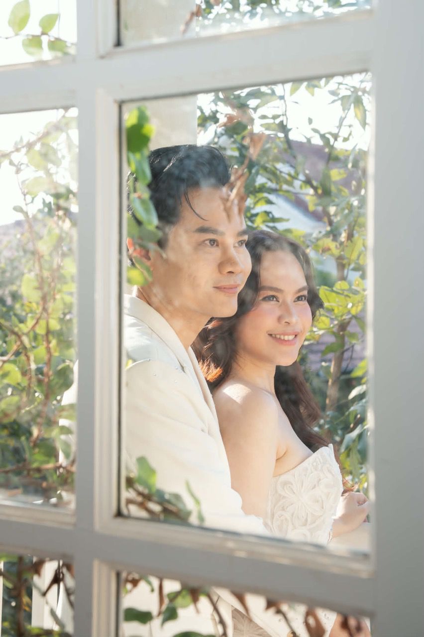 Chia sẻ về quyết định làm studio tại gia, Hồng Phúc cho biết anh cảm thấy may mắn khi luôn nhận được sự đồng hành từ gia đình. Ở tuổi 46, nam MC không còn đặt nặng những tham vọng lớn lao, mà trân trọng hơn những giá trị bền vững: một mái ấm hạnh phúc và công việc mình yêu thích.  