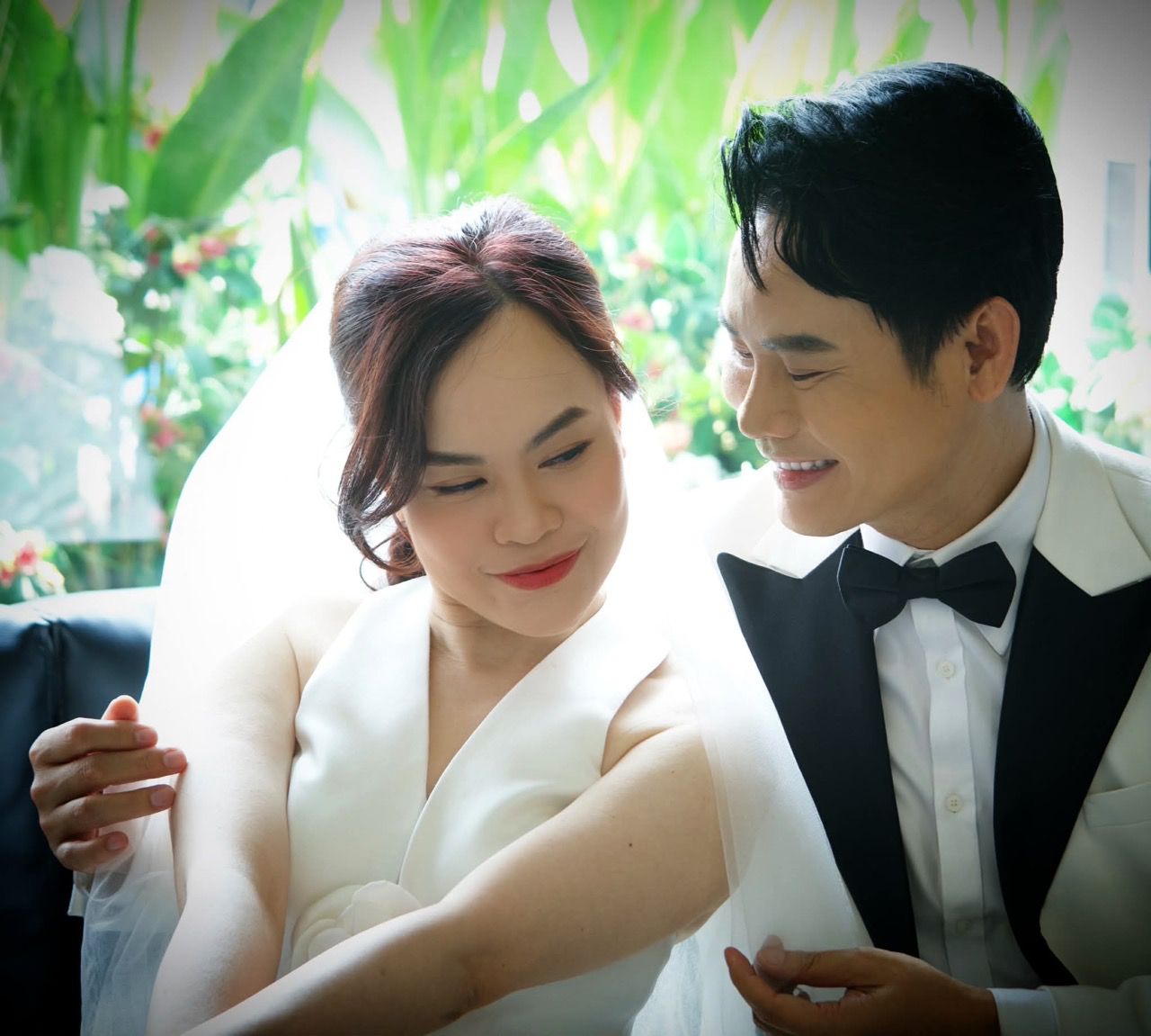  Bộ ảnh kỷ niệm được thực hiện ngay tại Studio S108 DHP với phong cách sang trọng, tinh tế, ghi lại hình ảnh một Hồng Phúc lịch lãm trong trang phục tuxedo.  