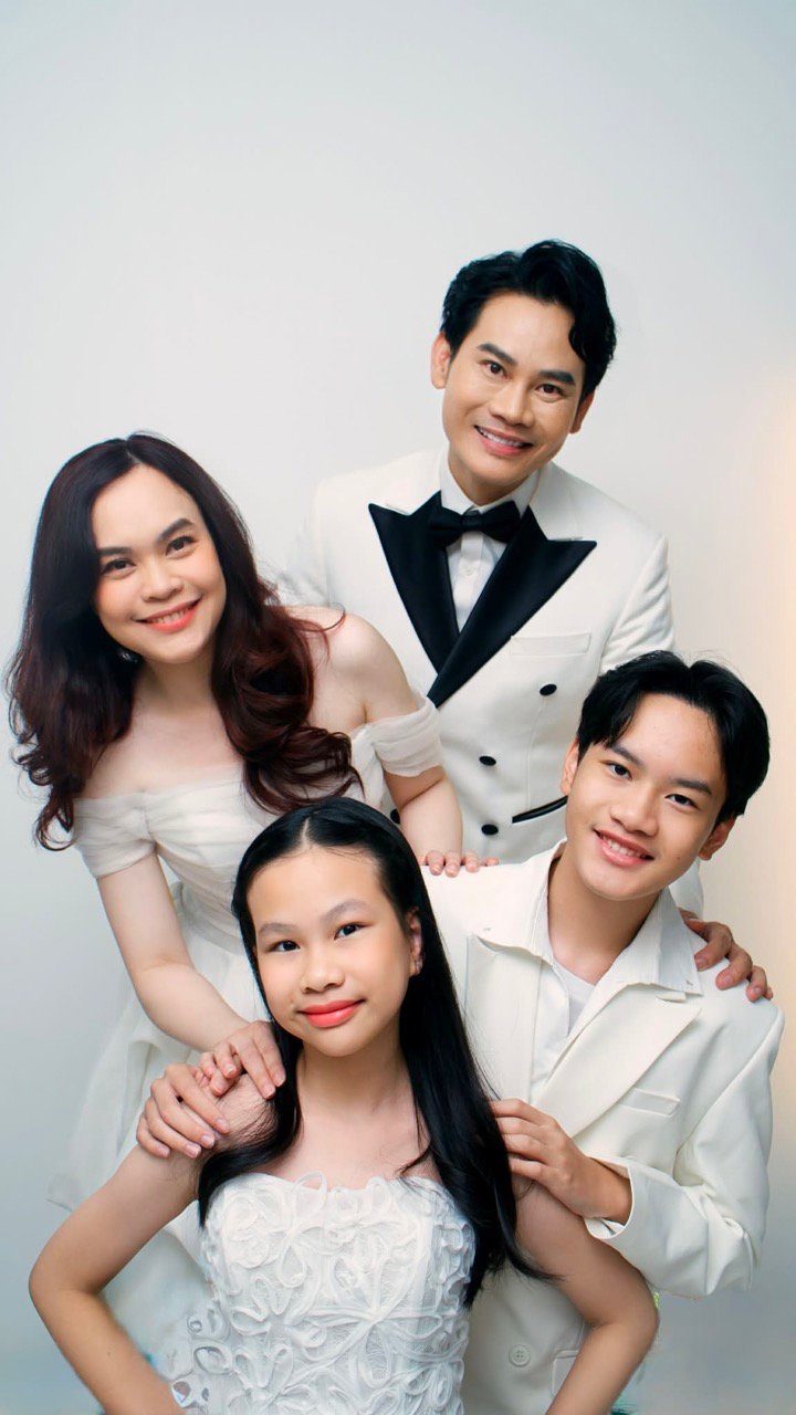 Từ một diễn viên chuyển mình thành MC, đến người chồng, người cha của gia đình nhỏ, Hồng Phúc đang từng bước xây dựng một không gian sống và làm việc trọn vẹn - nơi đam mê và tình thân cùng song hành.