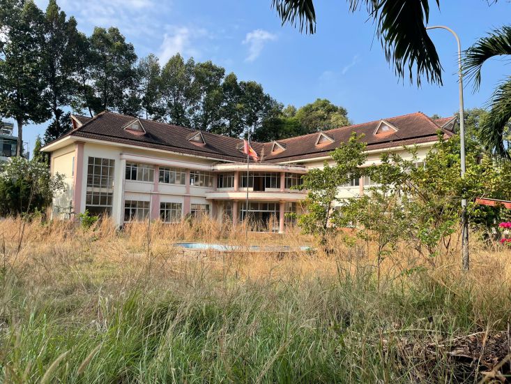 The old headquarters of the Binh Duong Provincial Statistics Office is abandoned, with overgrown grass and trees. Photo: Dinh Trong