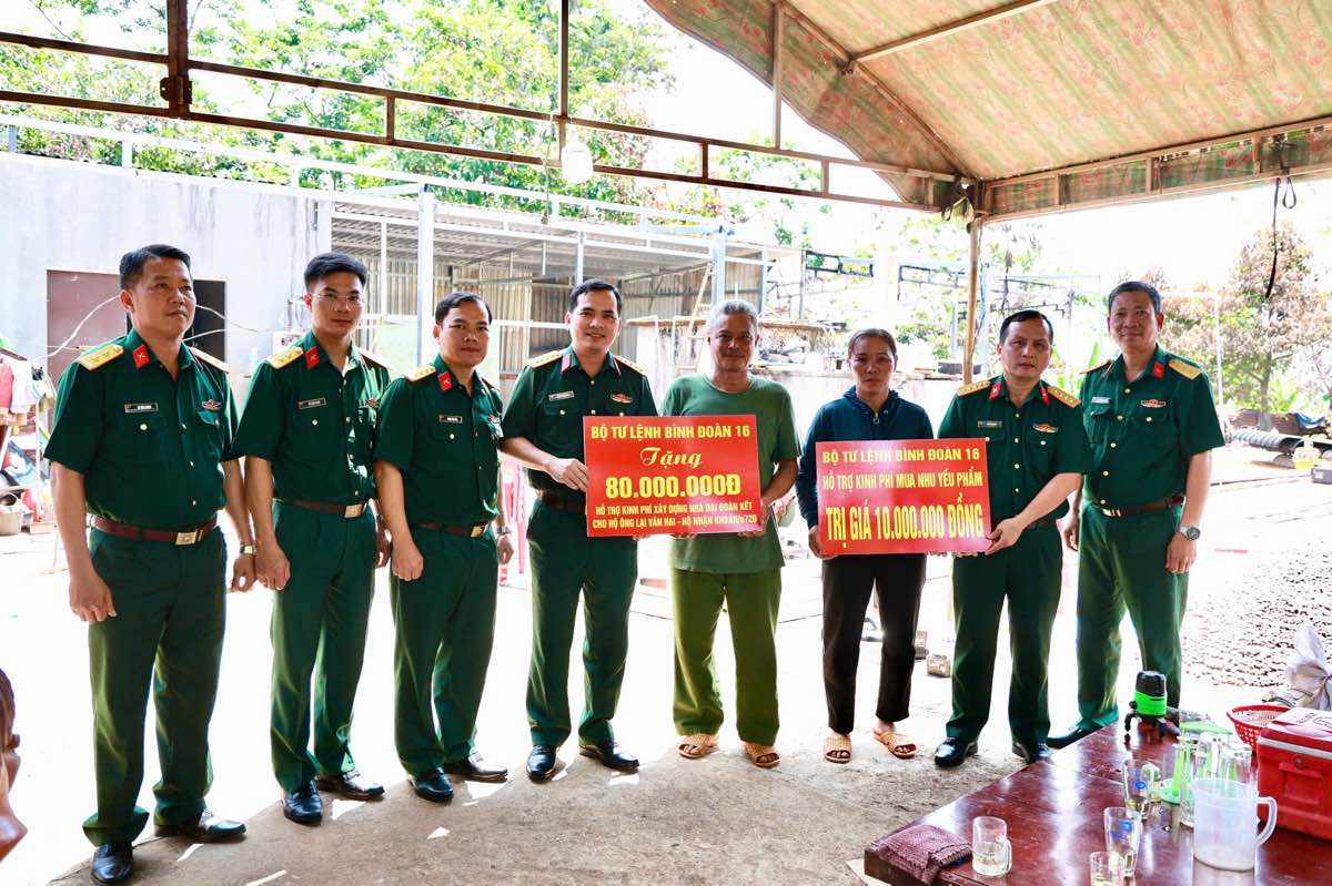 Đại tá Trịnh Phạm Hoà - Bí thư Đảng ủy, Phó Tư lệnh Binh đoàn 16, thăm hỏi, trao hỗ trợ. Ảnh: Anh Đức