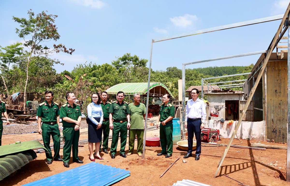 Đoàn công tác tại hiện trường vụ cháy, nắm tình hình thiệt hại. Ảnh: Anh Đức