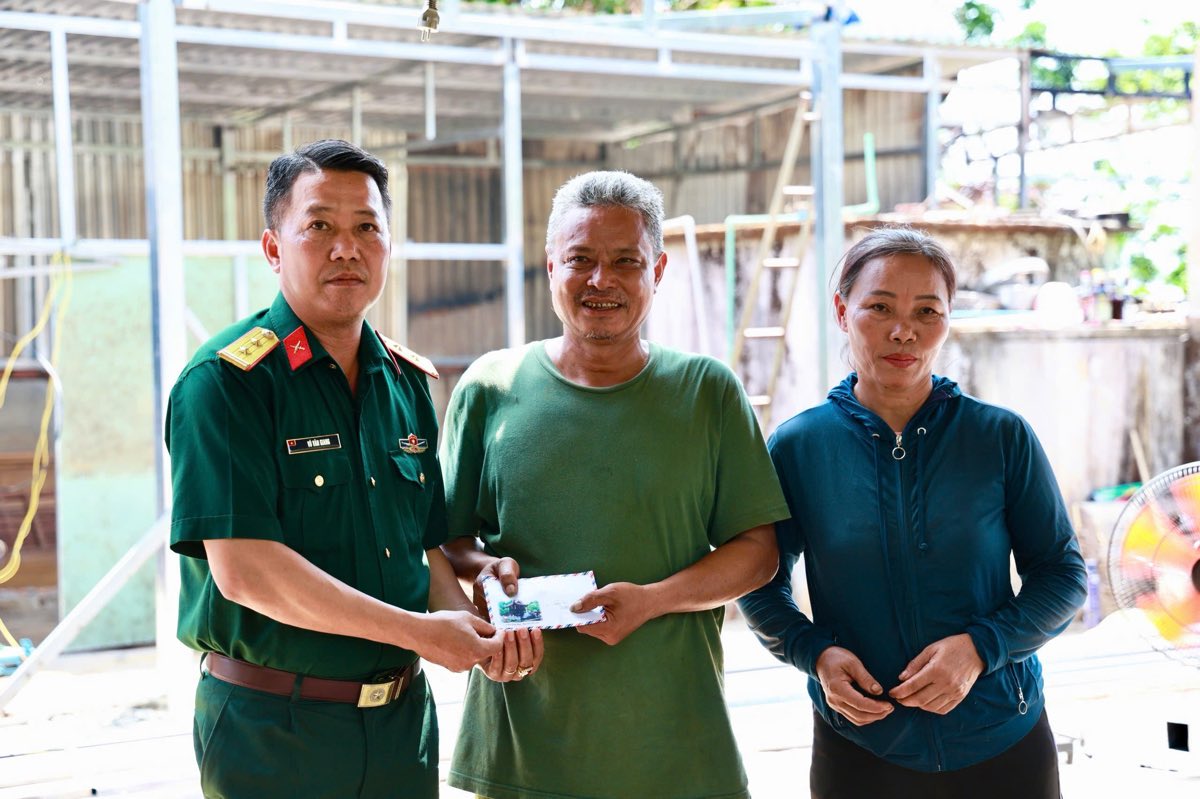 Đại diện Trung đoàn 720 trao hỗ trợ cho gia đình, lan tỏa nghĩa tình quân dân. Ảnh: Anh Đức
