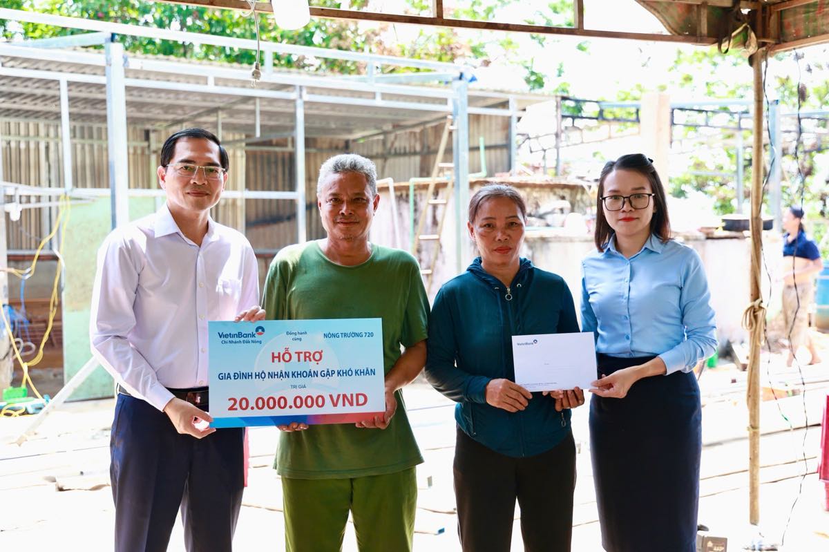 Đại diện Ngân hàng Công thương Chi nhánh Đắk Nông trao hỗ trợ cho gia đình. Ảnh: Anh Đức