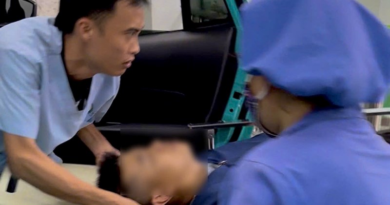 CSGT Hà Nội phản ứng nhanh, đưa 2 nạn nhân tai nạn đi cấp cứu