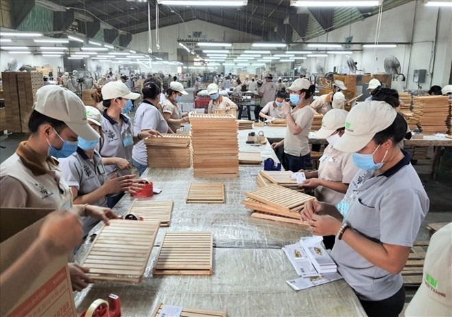 The Vietnam General Confederation of Labor is organizing to collect workers' opinions on the plan to swap the holiday schedule for April 2026. Photo: Nam Duong.