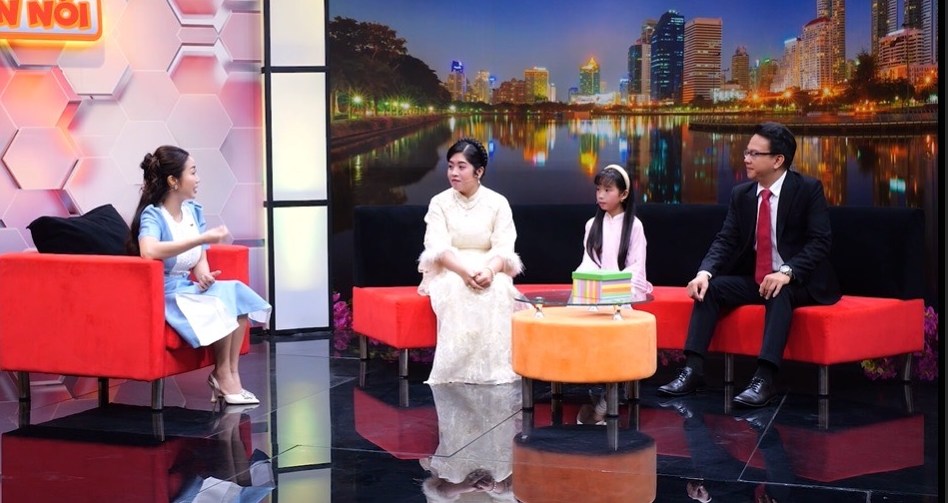 9-year-old girl and experts at the program. Photo: Provided by Jet.