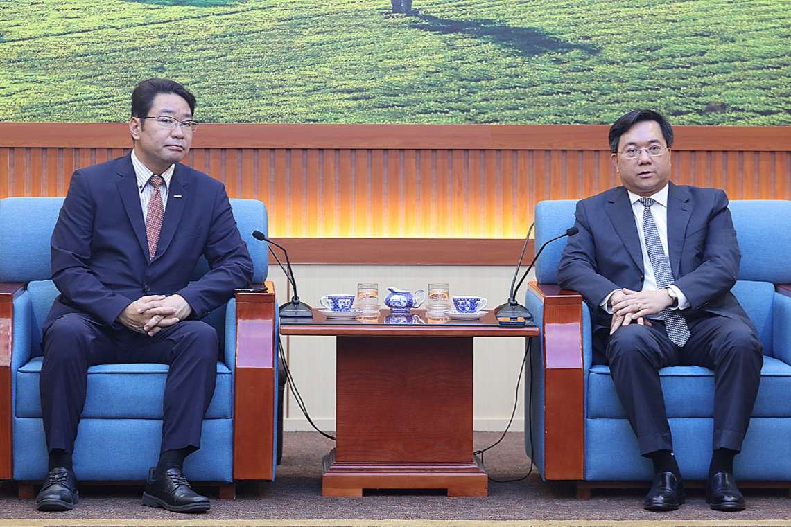Chairman of Phu Tho Provincial People's Committee Tran Duy Dong (right) receives leaders of Meiko Group of Japan - a business investing in a high-tech project in Phu Tho. Photo: Duc Hien