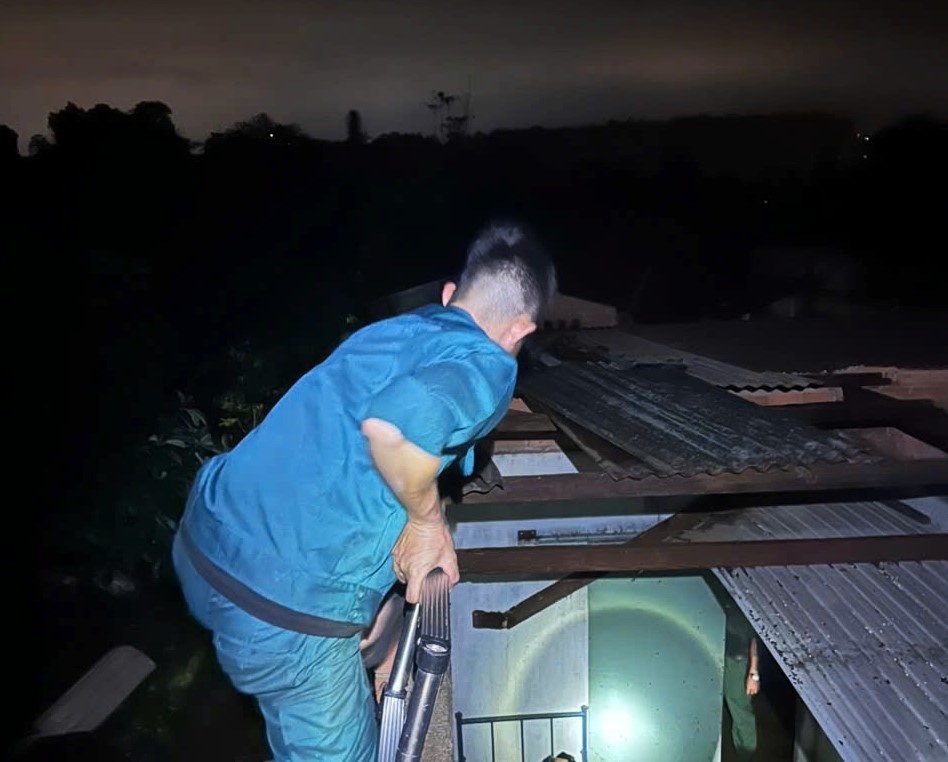 Đến 19h30, các lực lượng phường 1 Bảo Lộc đang tập trung hỗ trợ người dân khắc phục hậu quả. Ảnh: Phúc Khánh 