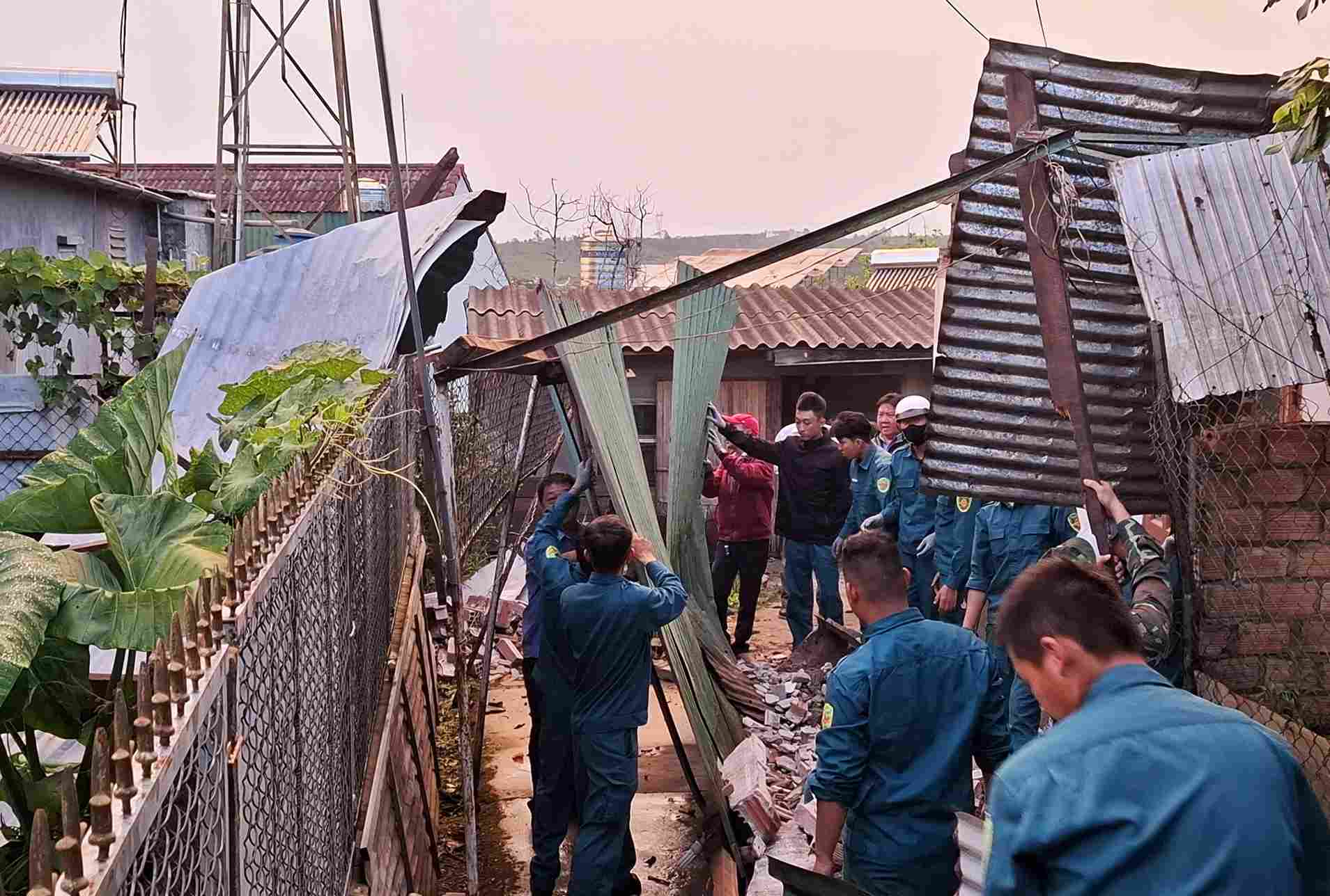 Forces focus on supporting people to overcome the consequences of tornadoes. Photo: Phuc Khanh