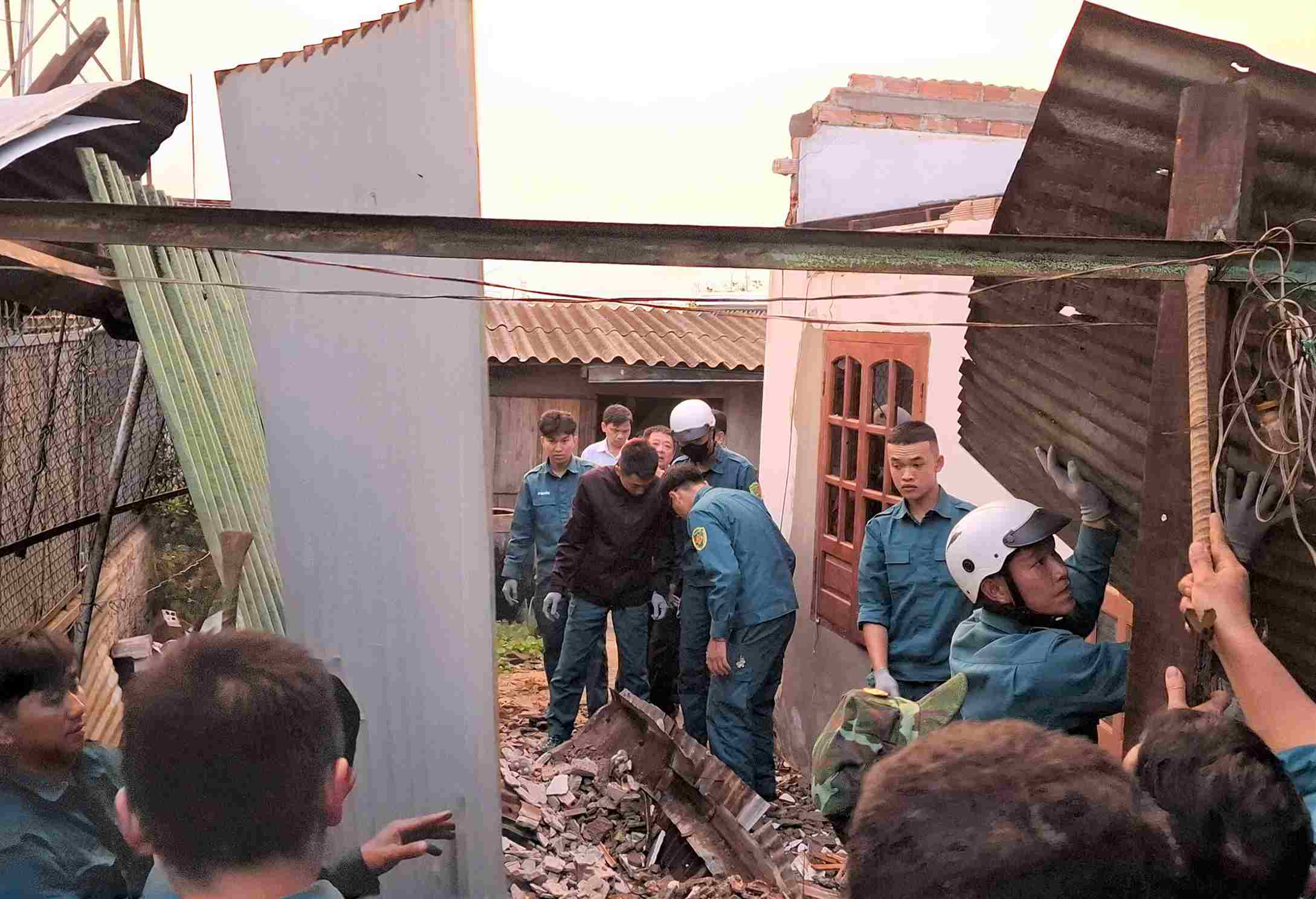 Các lực lượng phường 2 Bảo Lộc hỗ trợ người dân khắc phục hậu quả sau lốc xoáy. Ảnh: Phúc Khánh 