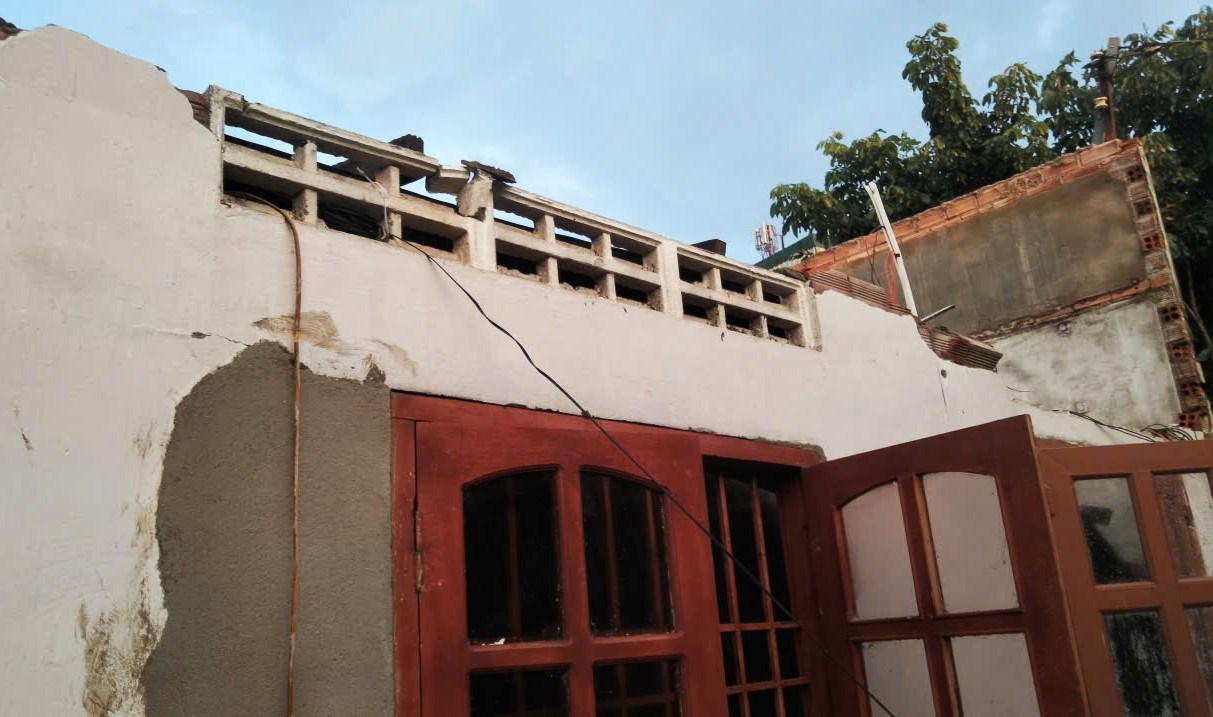 Một nhà dân trên địa bàn phường 2 Bảo Lộc bị lốc xoáy làm tốc mái hoàn toàn. Ảnh: Phúc Khánh 