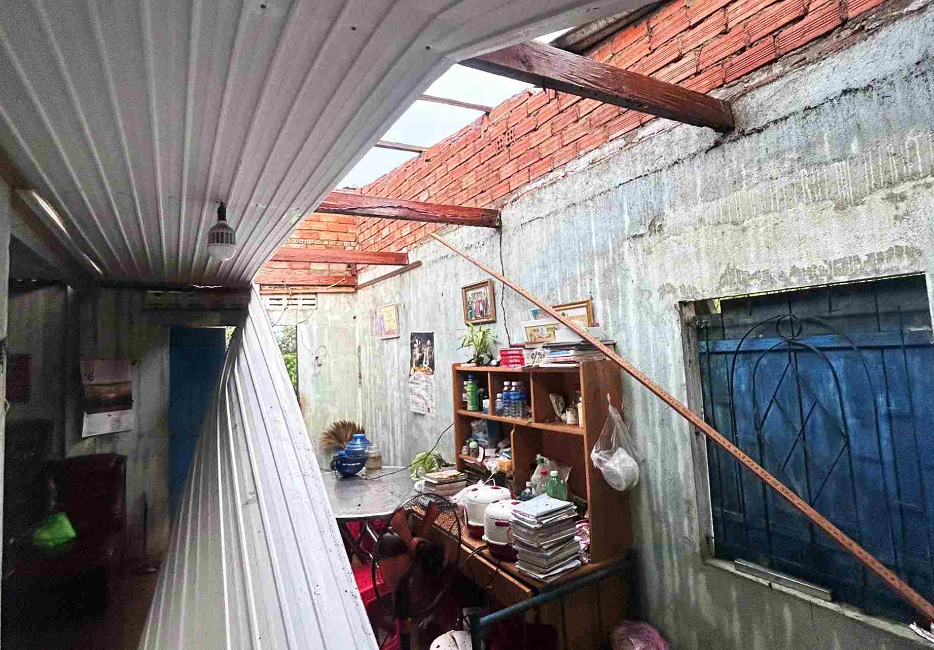 Nhà dân trên địa bàn phường 1 Bảo Lộc bị tốc mái. Ảnh: Phúc Khánh 