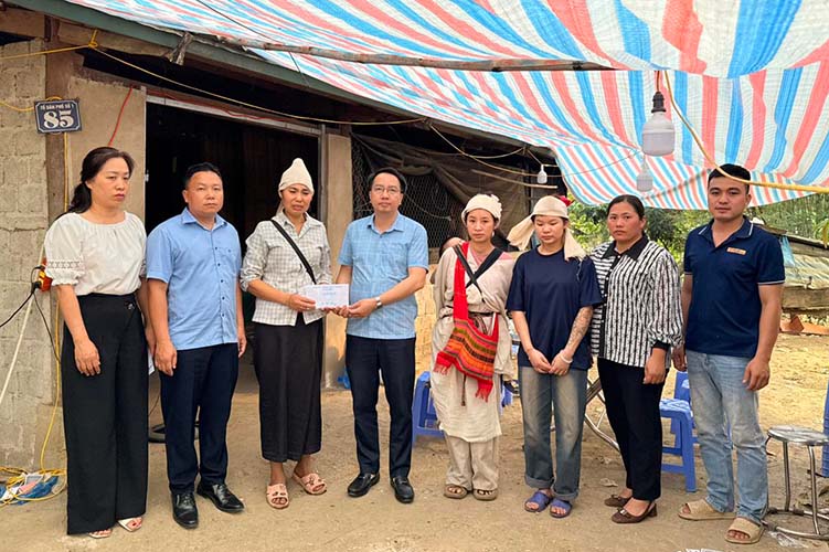 Leaders of Na Sang commune, Dien Bien province present support to families of victims affected by the forest fire. Photo: Na Sang commune