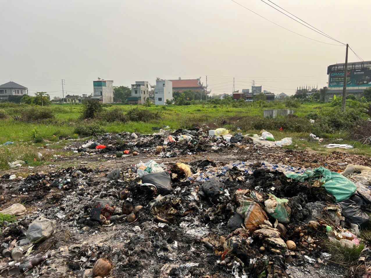 Điểm đổ rác trái phép tại xóm 7, thôn Hợp Tiến được yêu cầu xử lý dứt điểm. Ảnh: Xã Vũ Thư