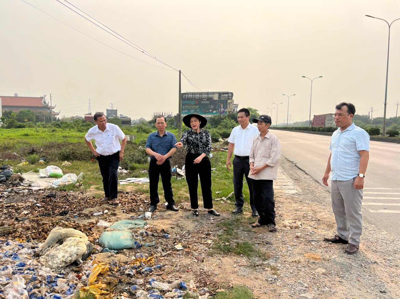 Leaders of Vu Thu commune inspect the reality at Bai Nan rice field area after people's reflections. Photo: Vu Thu commune