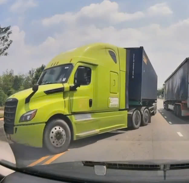 Fining container driver for driving in the wrong direction, causing danger to traffic participants. Photo: Cut from a clip provided by a reader