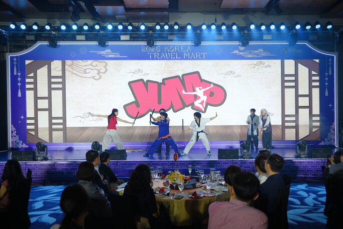 Màn trình diễn “Jump” khuấy động không khí Korea Travel Mart 2026. Ảnh: KTO