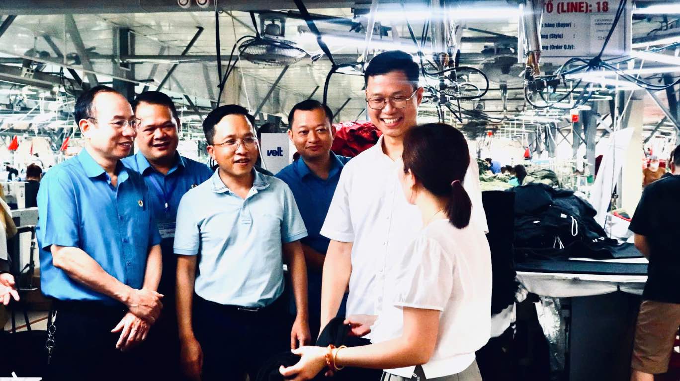 The working delegation visits and encourages workers. Photo: Nguyen Huyen