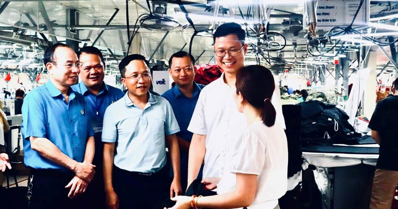 Hà Bắc: Trao quà, động viên người lao động