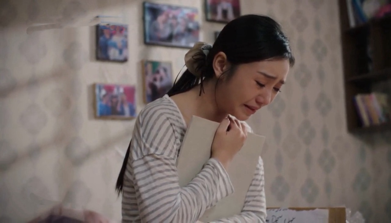 Thương bật khóc khi nhớ lại kỷ niệm giữa mình và Quân tập 21 “Bước chân vào đời“. Ảnh: VFC