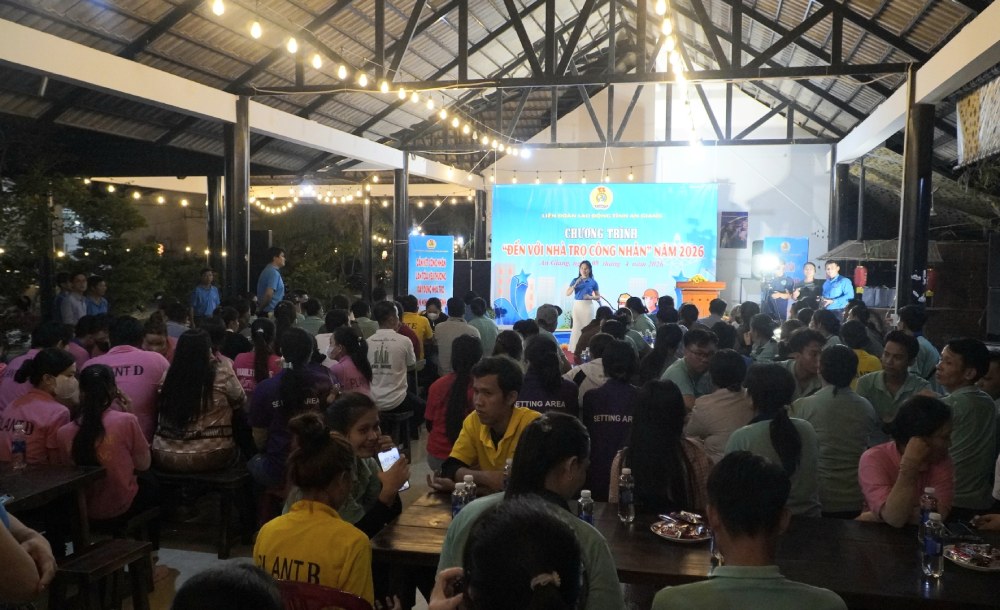 Công nhân tham gia tại chương trình Đến với nhà trọ công nhân. Ảnh: Nguyên Anh