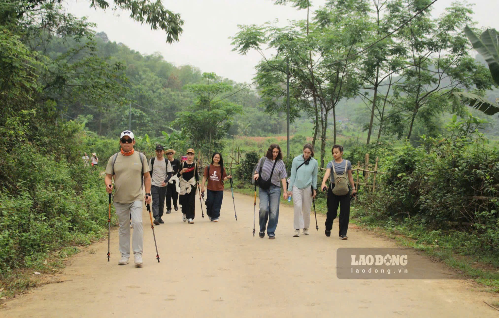 Đoàn trekking có những vị khách nước ngoài tham gia. Ảnh: Lê Tuyến