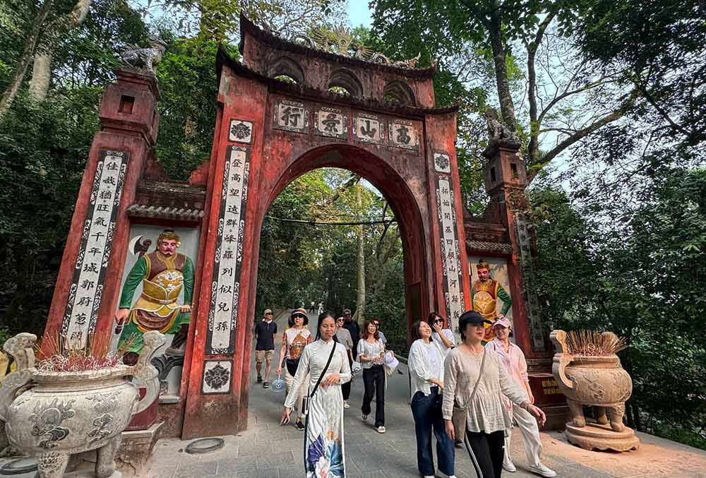 Famtrip delegation of international travel businesses surveying Hung Temple, Phu Tho. Photo: Thuy Ha