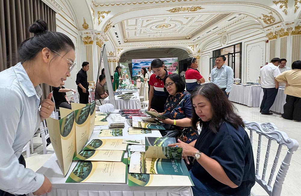 Doanh nghiệp lữ hành quốc tế khảo sát và tìm hiểu các sản phẩm, dịch vụ du lịch của Phú Thọ. Ảnh: Thúy Hà