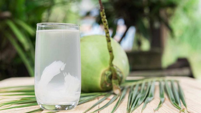 The truth about drinking coconut water instead of filtered water. Photo: Tra My