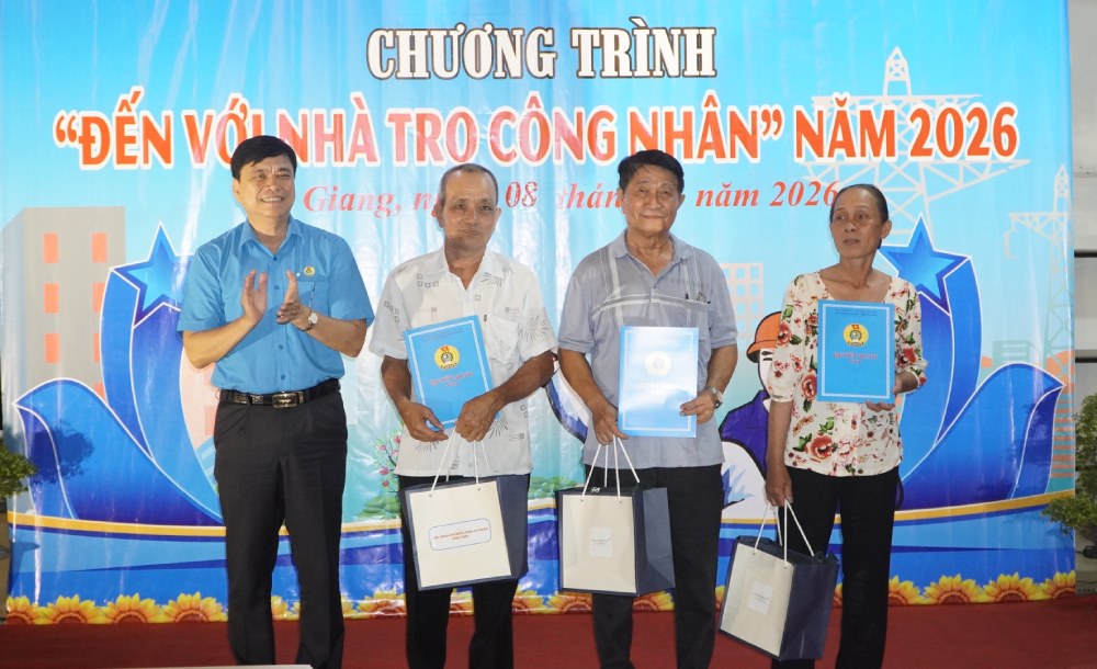 Chủ tịch LĐLĐ tỉnh An Giang Đỗ Trần Thịnh trao Quyết định thành lập mô hình Tổ tự quản nhà trọ công nhân Trường Thành. Ảnh: Nguyên Anh