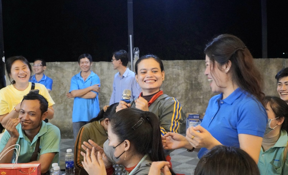 Công nhân hào hứng tham gia thi đố vui có thưởng. Ảnh: Nguyên Anh