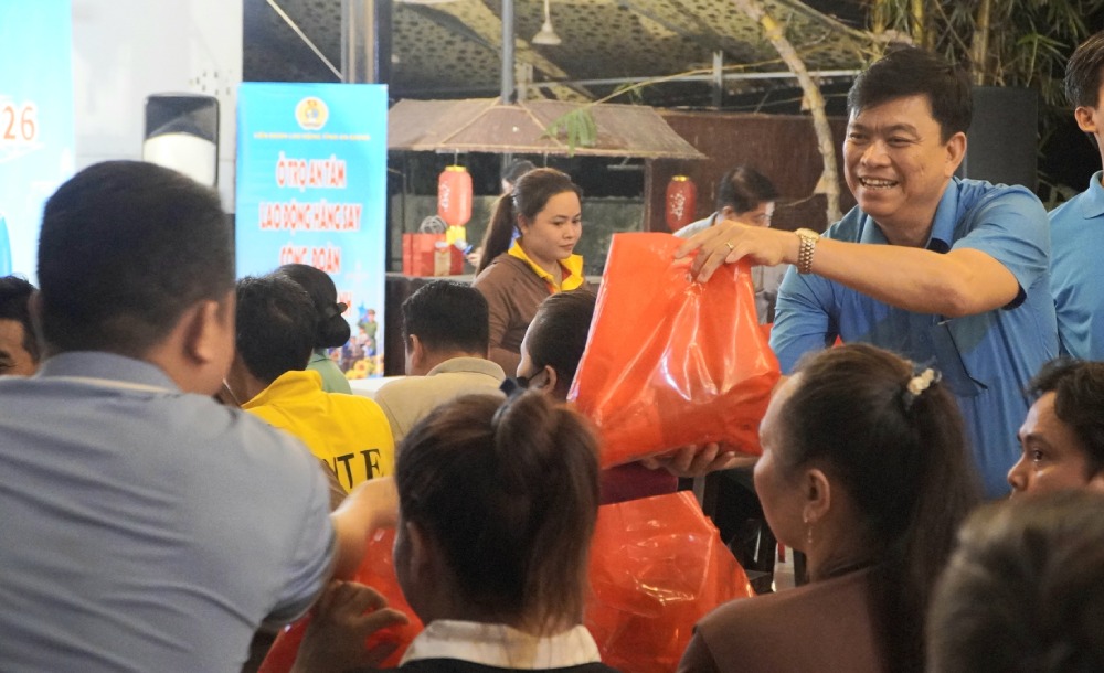 Chairman of An Giang Provincial Labor Federation Do Tran Thinh presents gifts to workers in the program "To worker dormitories". Photo: Nguyen Anh