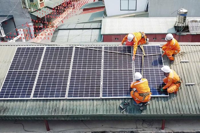 ナサン地域電力管理チーム(ディエンビエン)が屋根に太陽光発電を設置。写真:トゥ・フエン