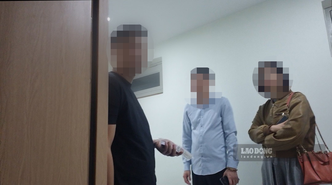 Môi giới dẫn khách đi xem căn hộ nhà ở xã hội đang rao bán tại dự án Quế Võ Hill View (Bắc Ninh). Ảnh: PV